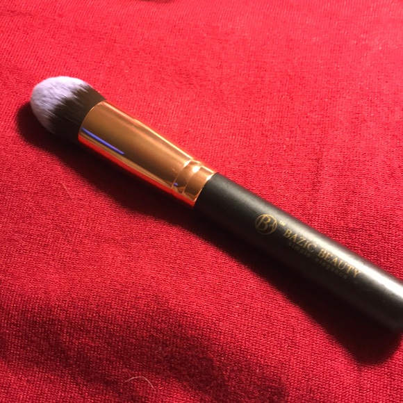 BH STUDIO PRO MATTE FINISH PRESSED POWDER & BRUSH - Picture 5 of 6